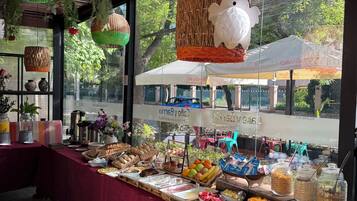 Daily buffet breakfast (CLP 12000 per person)