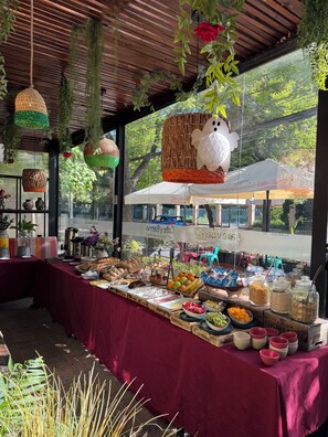 Desayuno buffet diario (CLP 12000 por persona)