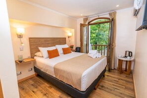 Egyptian cotton sheets, premium bedding, in-room safe, desk - Tagle Hotel Boutique (Santiago)