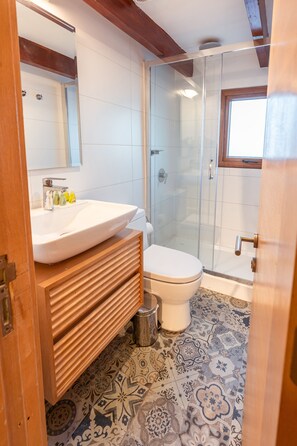 Standard-Doppelzimmer, 1 Doppelbett, mit Bad | Badezimmer | Dusche, Regendusche, kostenlose Toilettenartikel, Haartrockner