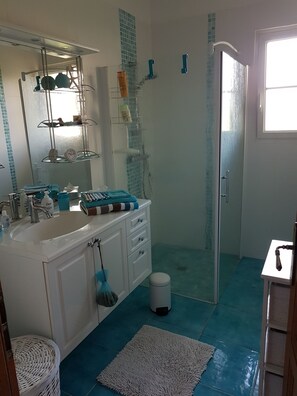 Regadera, amenidades de baño gratuitas, toallas 