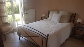 Kamar Double Comfort, area halaman | Tirai kedap cahaya, kedap suara, Wi-Fi gratis, dan seprai linen
