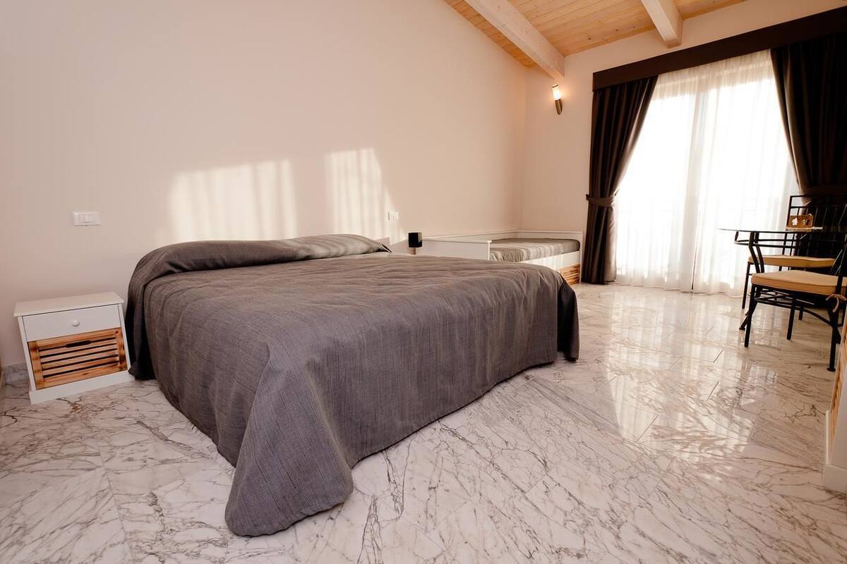 Habitación con 1 cama matrimonial o 2 individuales | Caja de seguridad en la habitación y escritorio