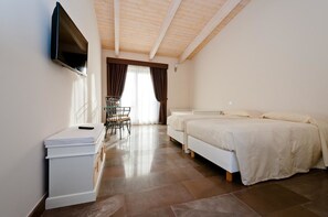 Habitación con 1 cama matrimonial o 2 individuales | Caja de seguridad en la habitación y escritorio