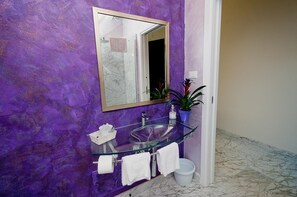 Habitación con 1 cama matrimonial o 2 individuales | Baño | Amenidades de baño gratuitas, secadora de cabello, bidet, toallas