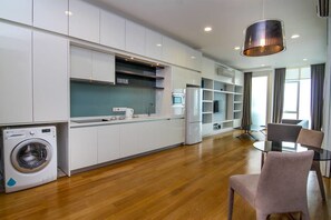 Luxe appartement, 2 queensize bedden, toegankelijk voor mindervaliden, niet-roken | Woonruimte | Een ledtelevisie