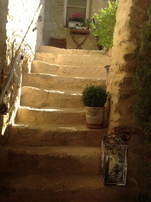 Exterior - Maison d'hôtes La Cour des Lauriers (Saint-Hippolyte-de-Montaigu)