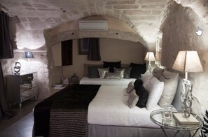 Deluxe Double Room, Multiple Beds, Ensuite, Garden View (Anthracite) | Egyptian cotton sheets, premium bedding, pillowtop beds - Maison d'hôtes La Cour des Lauriers (Saint-Hippolyte-de-Montaigu)