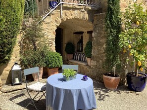 Terrace/patio - Maison d'hôtes La Cour des Lauriers (Saint-Hippolyte-de-Montaigu)