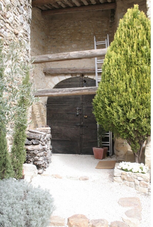 Exterior - Maison d'hôtes La Cour des Lauriers (Saint-Hippolyte-de-Montaigu)