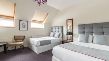 Deluxe Quadruple Room, Shared Bathroom | Desk, free WiFi