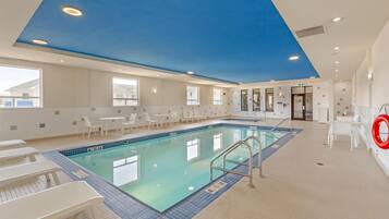 من حمّامات السباحة المغطاة