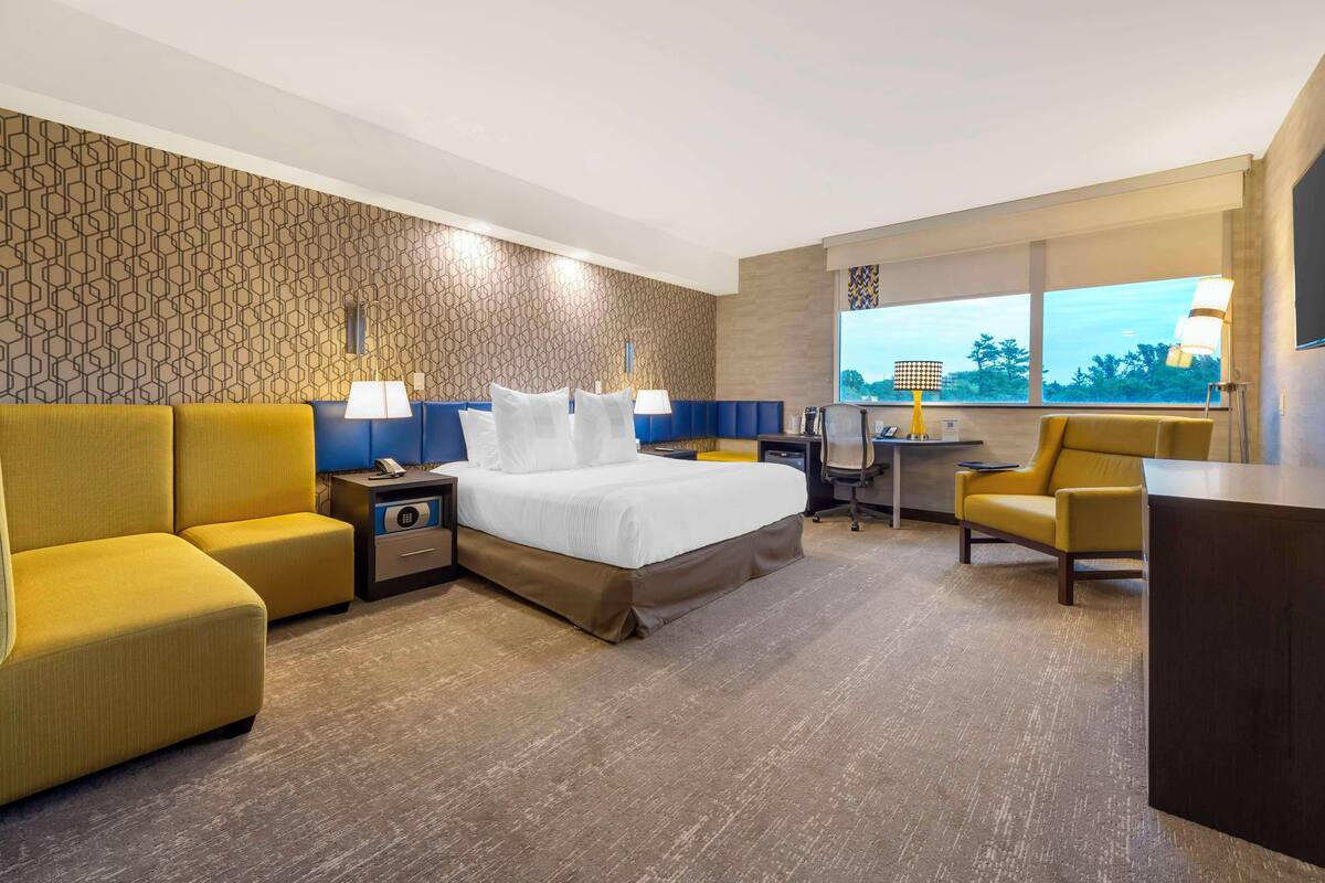 Habitación estándar, 1 cama de matrimonio grande, accesible para personas con discapacidad | Colchones con acolchado adicional, caja fuerte, cortinas opacas