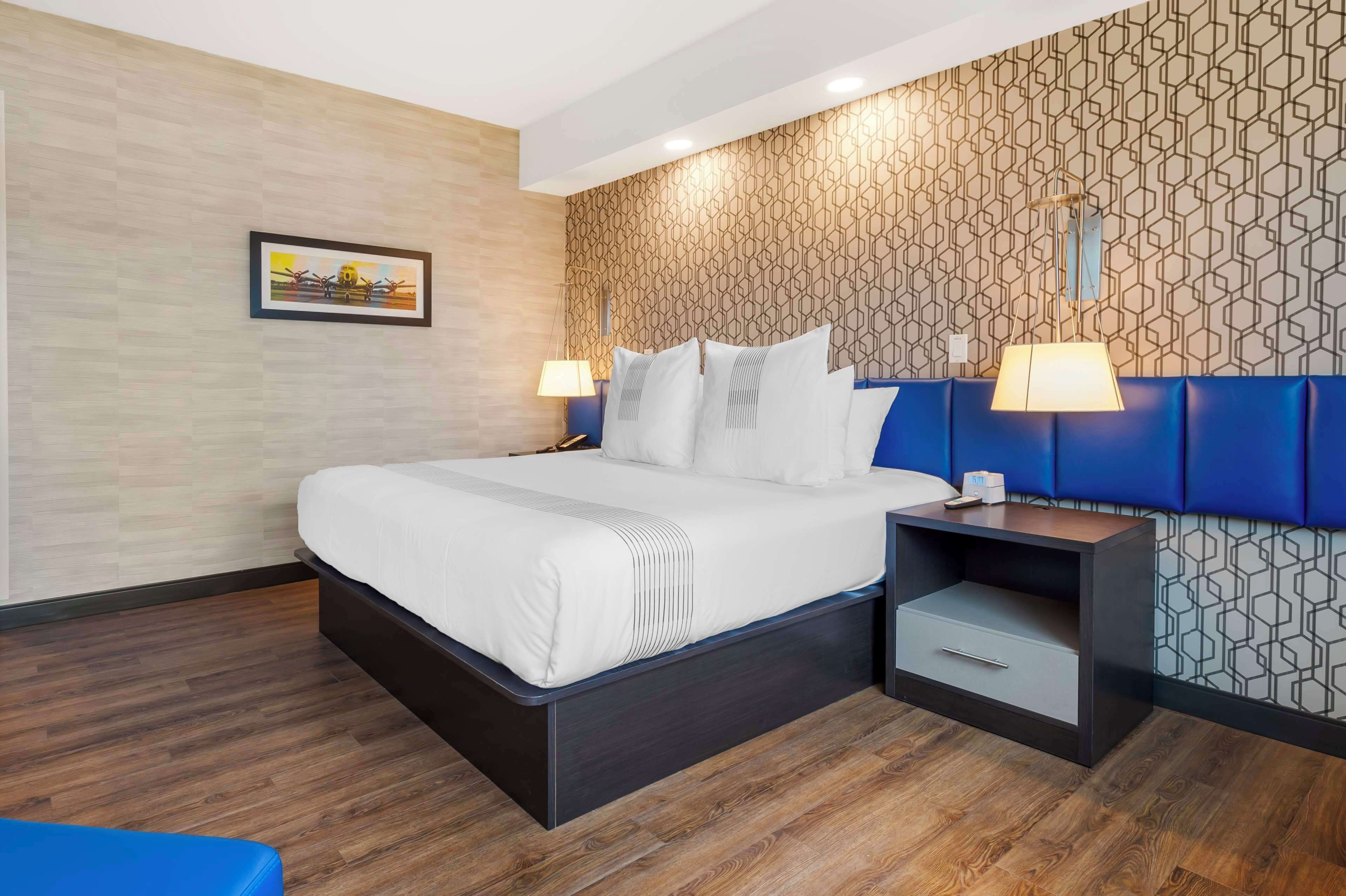 standard room, 1 king bed, non smoking, refrigerator | pillow-top beds, in-room safe, blackout curtains, iron/ironing board