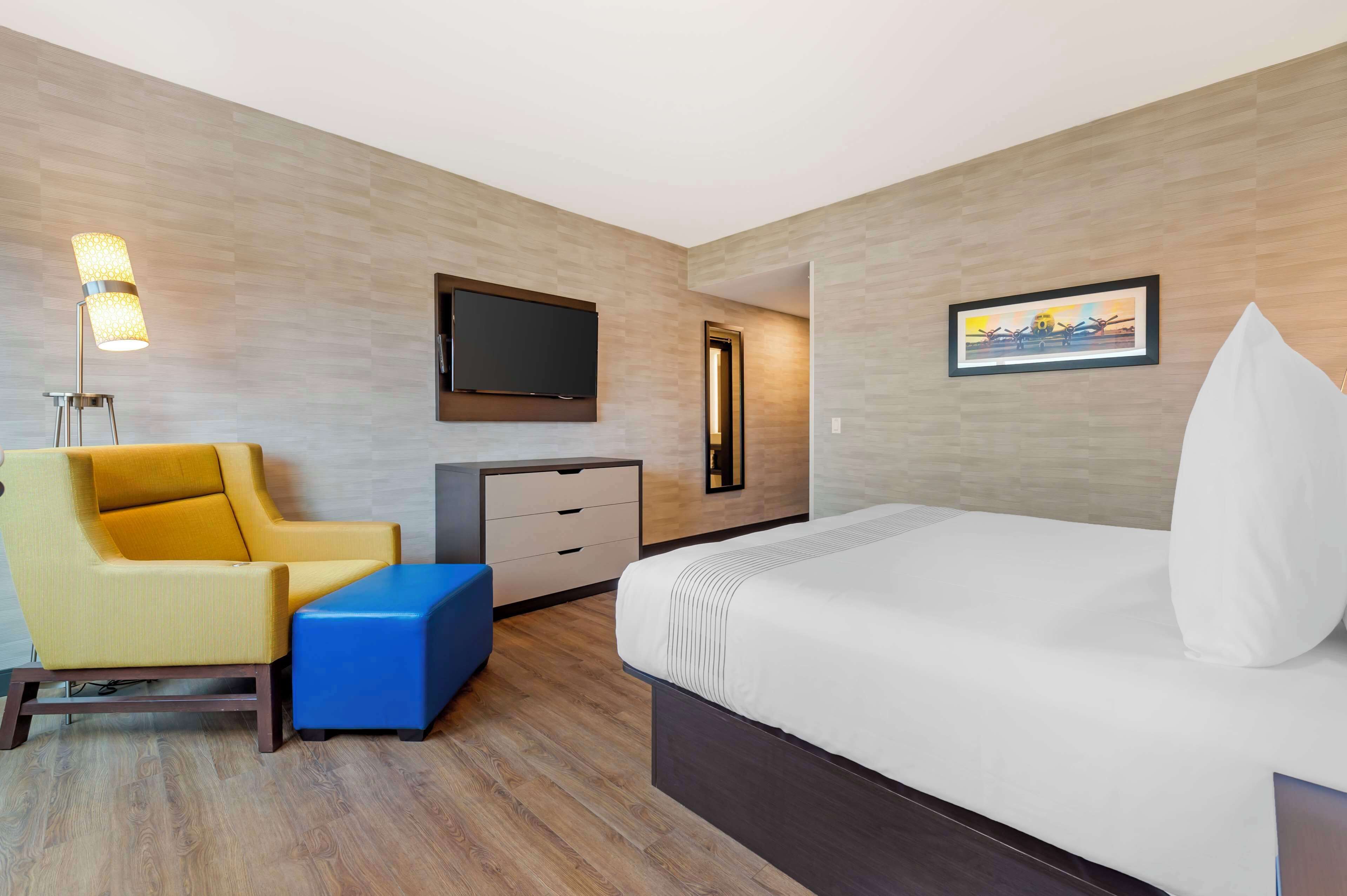 standard room, 1 king bed, non smoking, refrigerator | pillow-top beds, in-room safe, blackout curtains, iron/ironing board