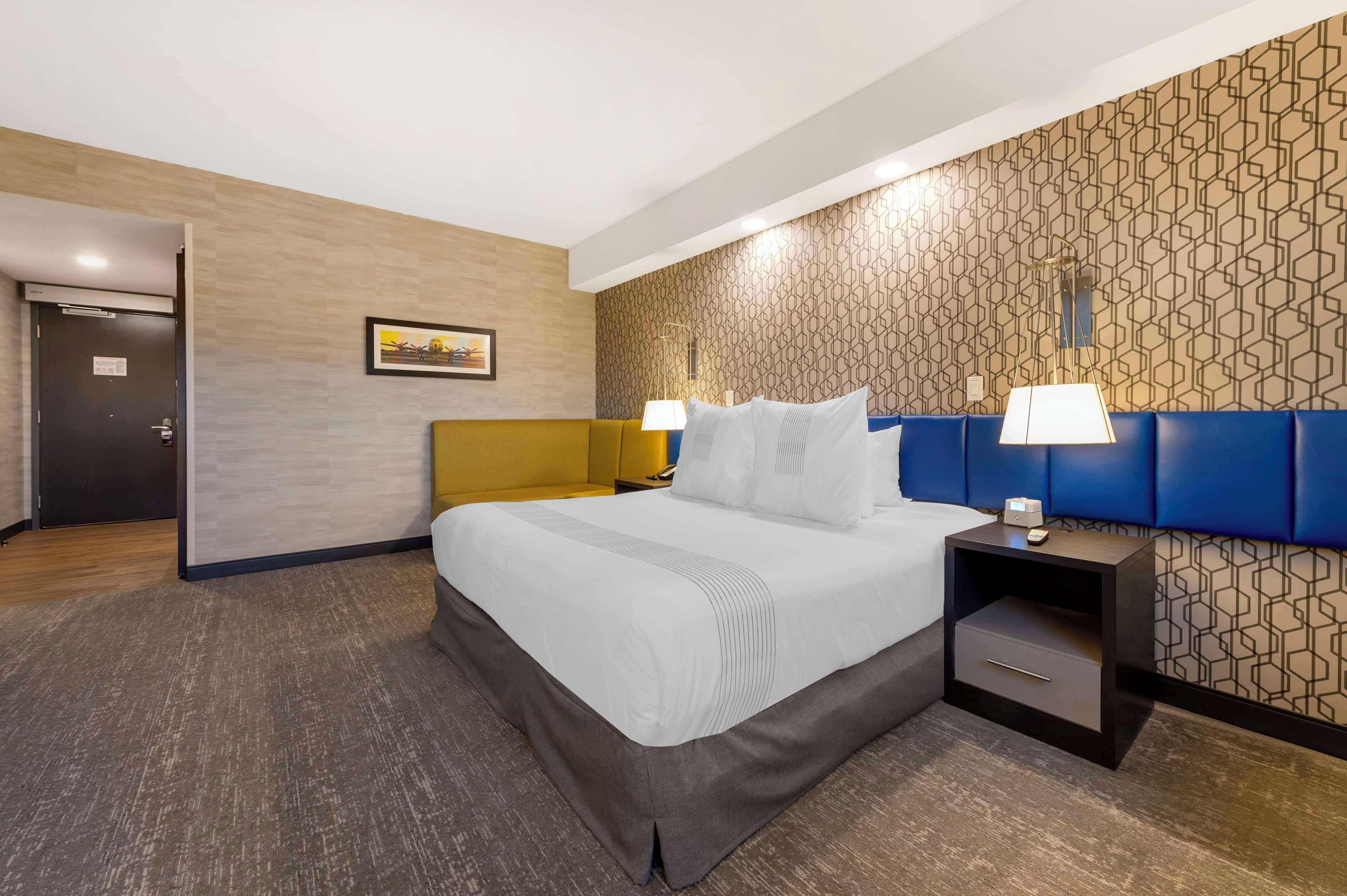 standard room, 1 king bed, accessible, non smoking | pillow-top beds, in-room safe, blackout curtains, iron/ironing board