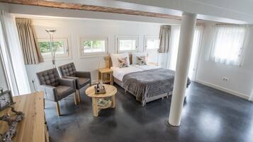 Individually decorated, desk, soundproofing, free cots/infant beds