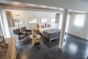 Individually decorated, desk, soundproofing, free cribs/infant beds