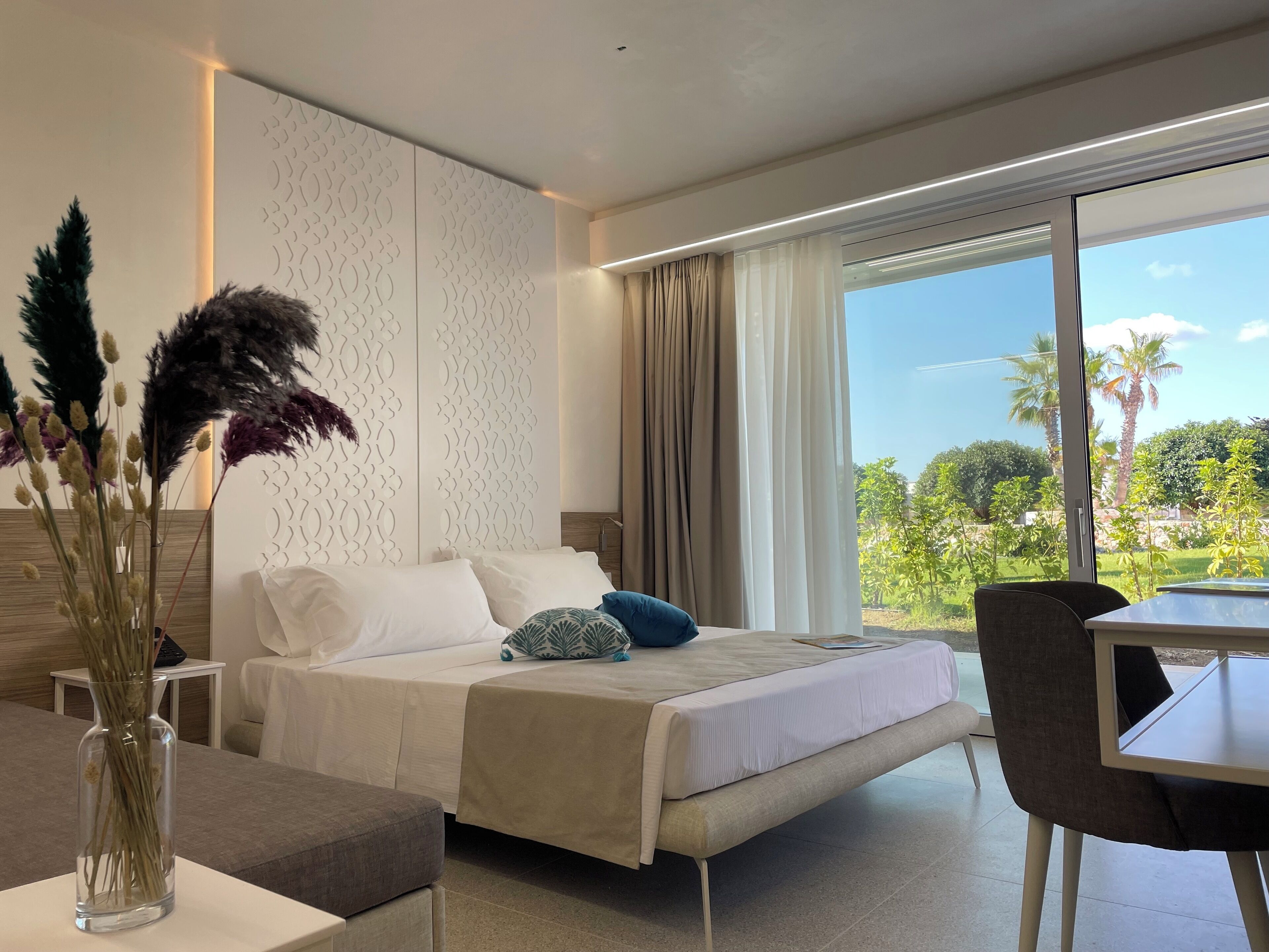2 bedrooms, minibar, in-room safe, desk