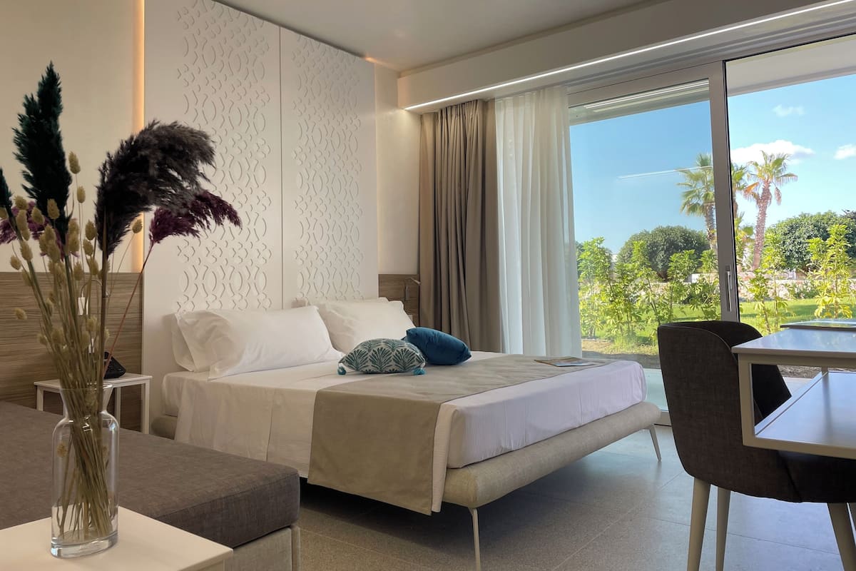 2 bedrooms, minibar, in-room safe, desk