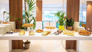 Una mesa de buffet con diversos alimentos y vistas al exterior.