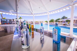 Bar junto a la piscina