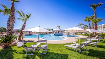 Piscine extérieure (ouverte en saison), parasols de plage