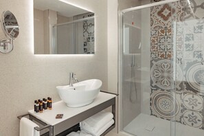 Dutxa, articles de tocador gratuïts, assecador de cabells i bidet