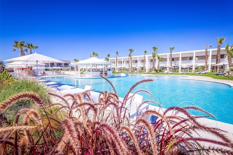 Outdoor pool. Marelive - CDSHotels