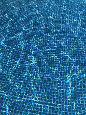 季节性开放的室外游泳池，16:00 至 21:00 开放，池畔遮阳伞，日光浴躺椅