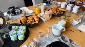 Petit déjeuner continental (8 EUR par personne)