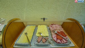 A buffet with various food items including cheese, ham, and sliced meats. - Kurhotel Emilie (Bad Woerishofen)
