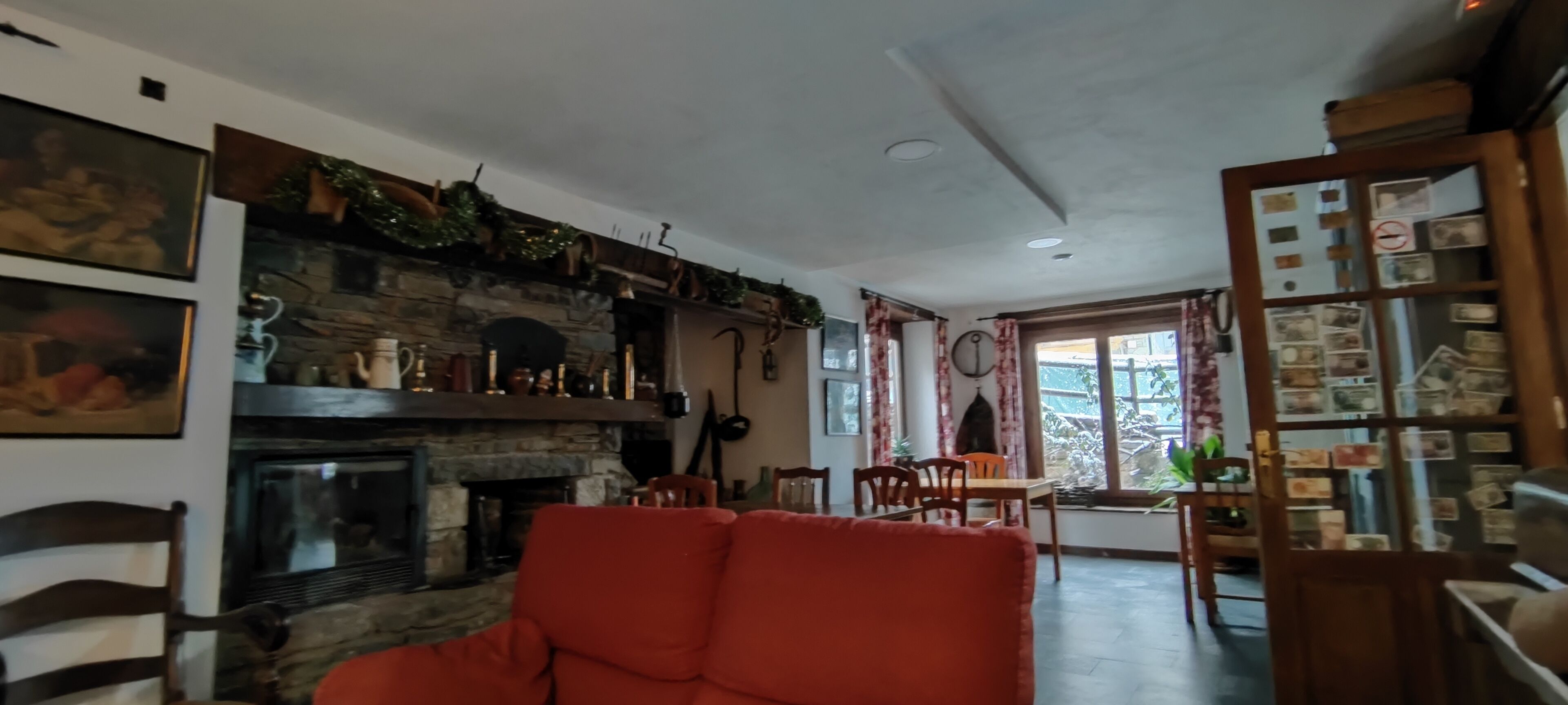 Un salon chaleureux avec une cheminée en pierre, des meubles en bois et une bibliothèque.