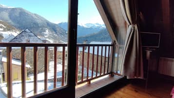 Standard-Doppelzimmer, Balkon, Bergblick | Terrasse/Patio