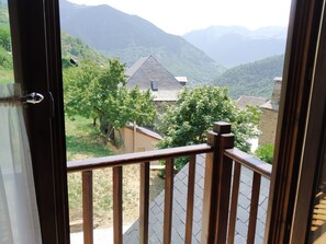 标准双人房, 阳台, 山景 | 遮光窗帘、床单