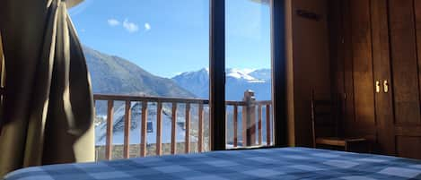 Habitación estándar doble, balcón, vistas a la montaña | Terraza o patio