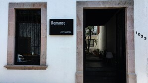 A building with a sign reading "Romance CITY HOTEL" and the number "1033" on the wall. - Romance City Hotel (Morelia)