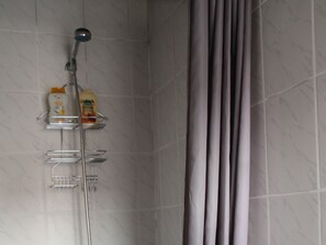 Standard Double or Twin Room, Terrace (2ème étage ) | Bathroom - Une Chambre en Ville (Saintes)