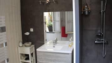 Standard Double Room, Terrace (1er étage ) | Bathroom