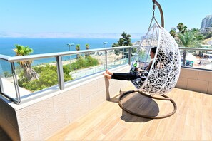 Apartamento panorâmico, 2 quartos, sacada, vista para o mar | Vista da sacada
