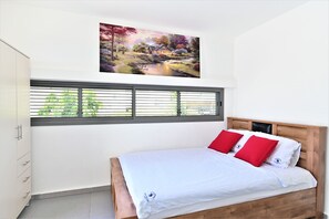 2 habitaciones, escritorio y tabla de planchar con plancha 