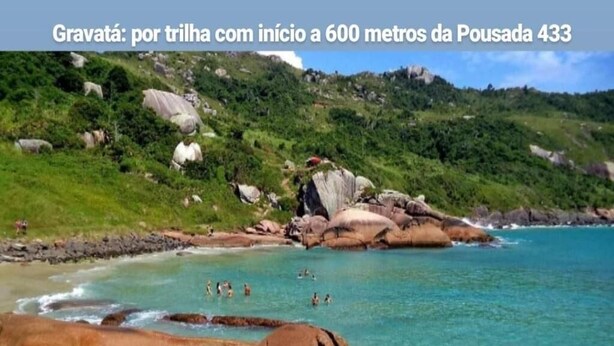 Un paisaje costero con aguas turquesas cristalinas, formaciones rocosas y vegetación exuberante.