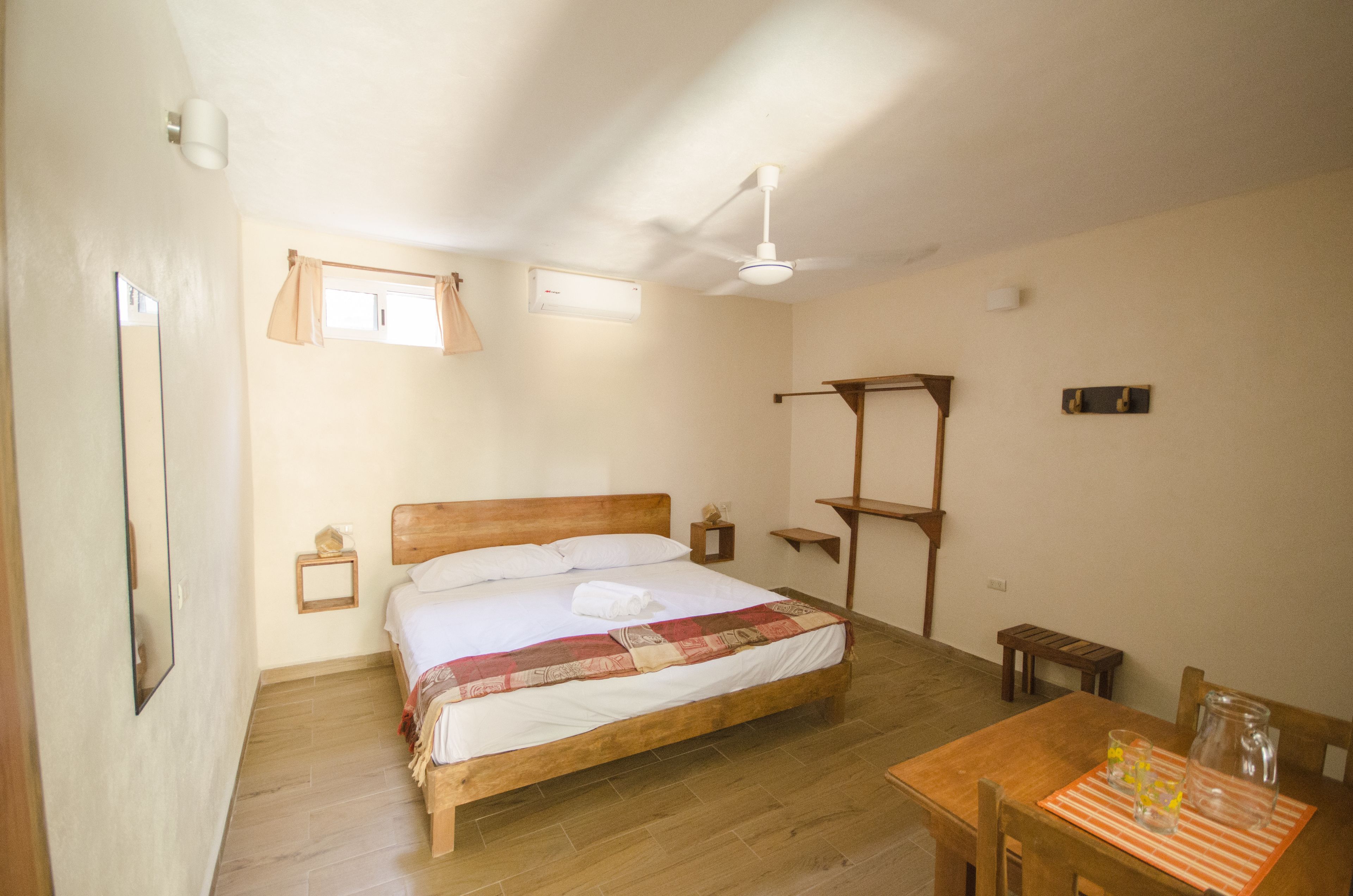 Habitación Confort, 1 cama King size, baño privado | 1 habitación, ropa de cama de alta calidad y escritorio 