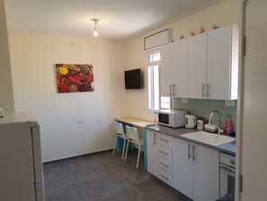 Apartment, 2 Schlafzimmer | Eigene Küche | Großer Kühlschrank, Mikrowelle, Ofen, Herdplatte