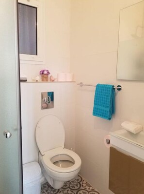 Dusche, Regendusche, kostenlose Toilettenartikel, Handtücher