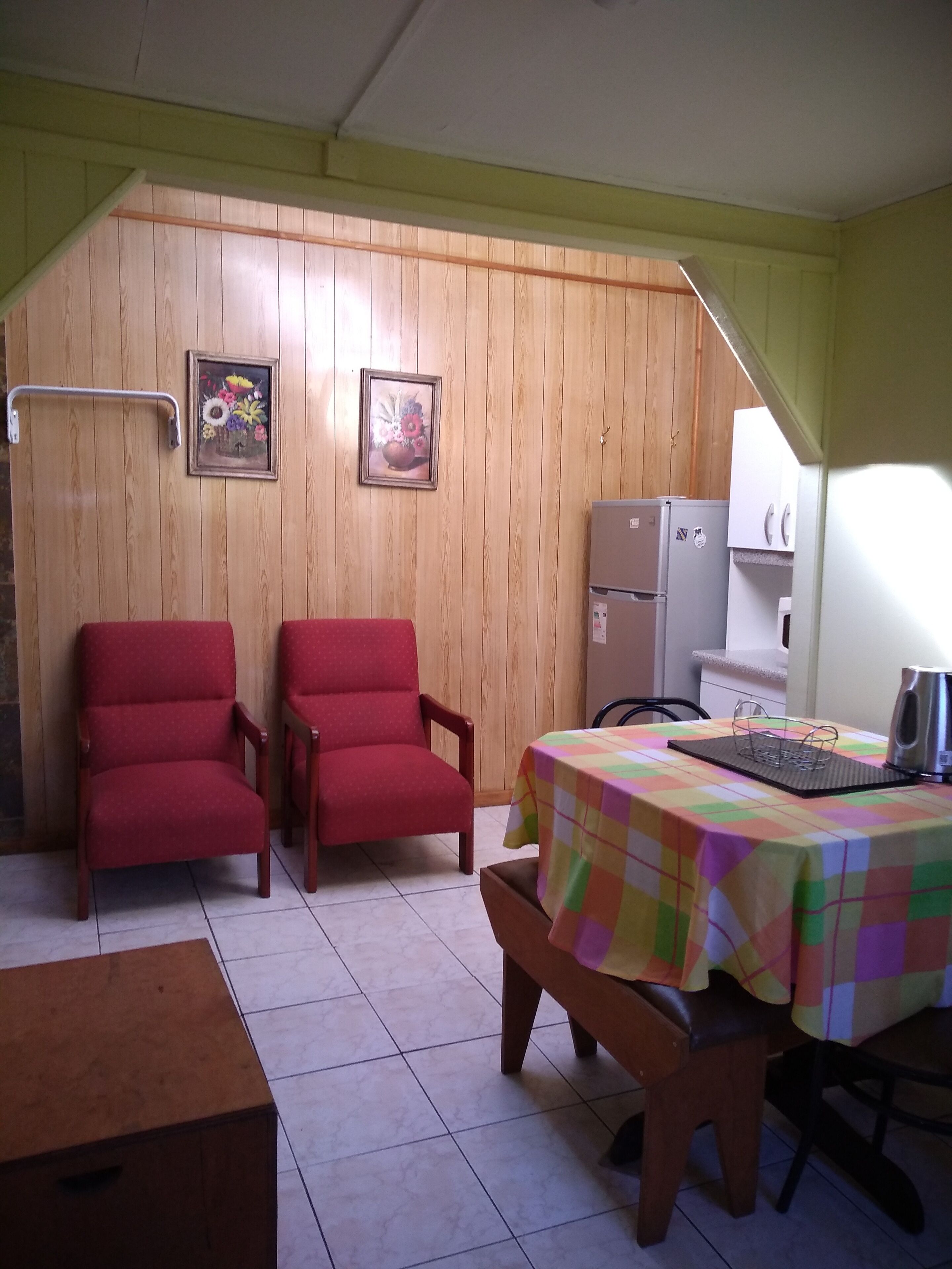 Cabaña estándar, 1 cama matrimonial | Área de sala de estar | Televisión y chimenea 