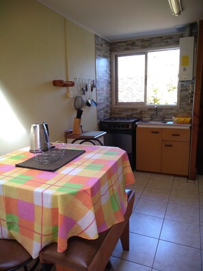 Cabaña estándar, 1 cama matrimonial | Cocina privada | Refrigerador, microondas, horno y cafetera y tetera 