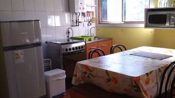 Refrigerador, microondas, horno y cafetera y tetera