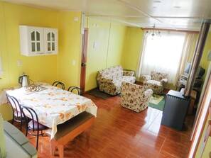 Stuga Standard - icke-rökare | Vardagsrum | Tv och eldstad