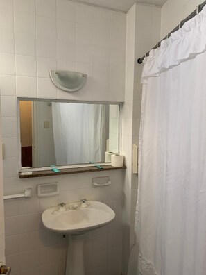 Dusche, Regendusche, umweltfreundliche Kosmetikartikel, Haartrockner